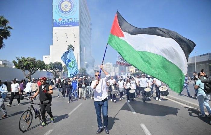 طيف فلسطين يحضر بقوة في مسيرات العمال بشوارع الدار البيضاء