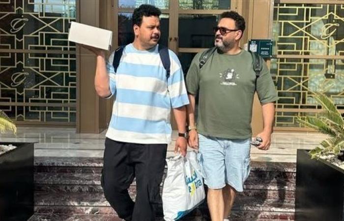 برفقة مصطفى غريب.. أكرم حسني يروج لـ مسرحية "ألف تيتة وتيتة" قبل عرضها