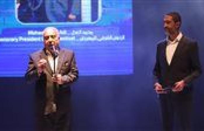 إهداء درع مهرجان الإسكندرية للفيلم القصير إلى الدكتور يوسف العميري