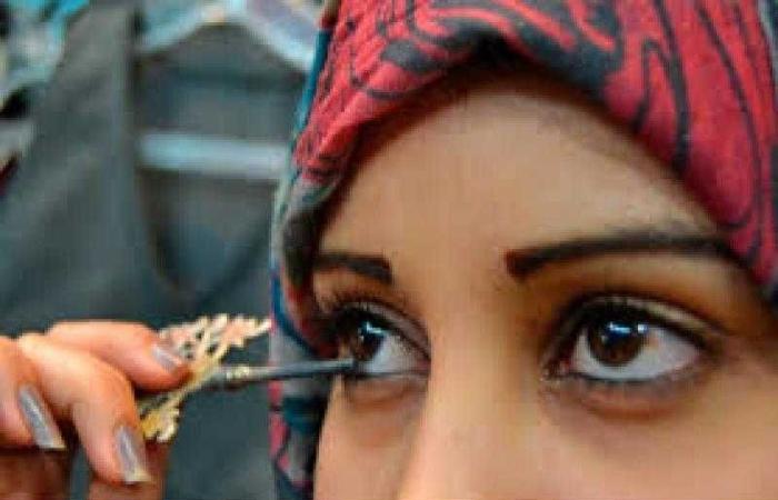 أمين الفتوى: يجوز للمرأة وضع الكحل الأزرق أو الأخضر خارج البيت بشروط
