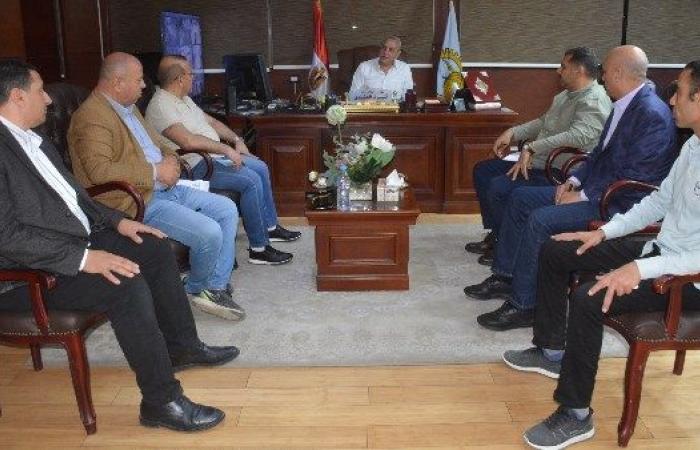محافظ الغربية فى اجتماع بمنتصف الليل يوجه بتكثيف حملات النظافة