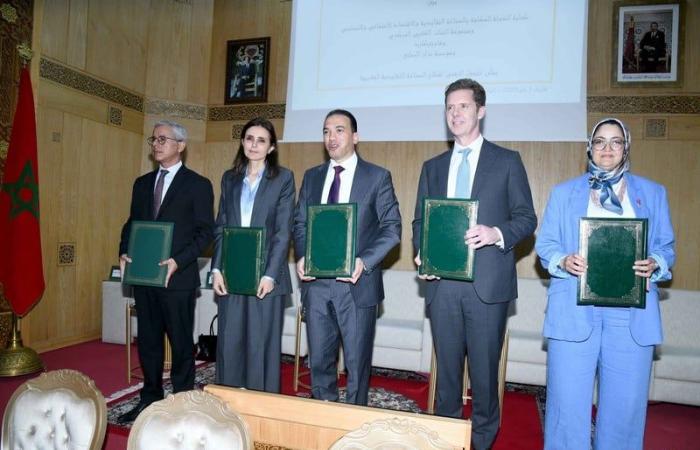 السعدي يوقّع مذكرة تفاهم لإنشاء متجر إلكتروني للصناعة التقليدية